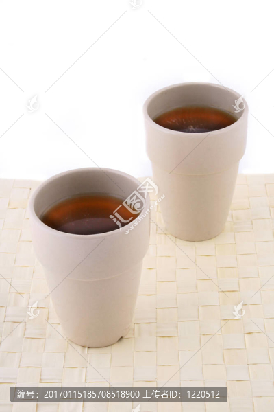 白色背景上分離的兩個(gè)白色的杯子
