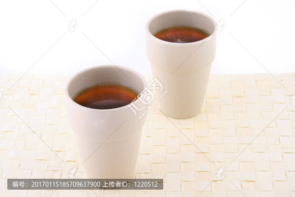 白色背景上分離的兩個白色的杯子