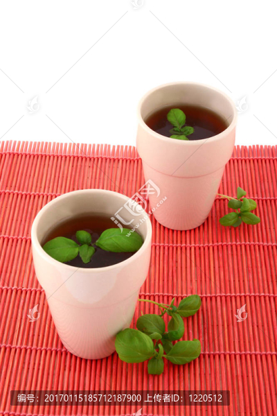 白色背景上的兩杯白茶