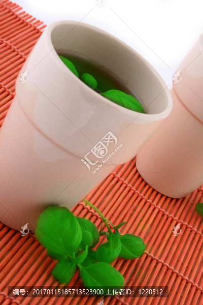 白色背景上的兩杯白茶