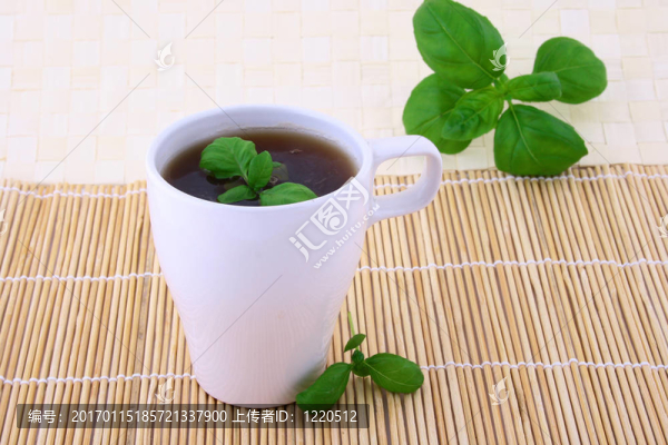 水果和新鮮薄荷茶
