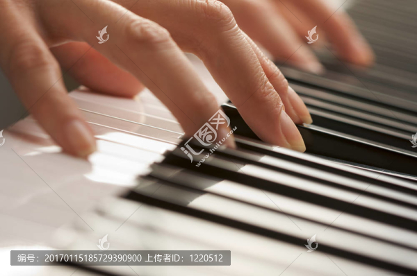 女人彈數(shù)碼鋼琴