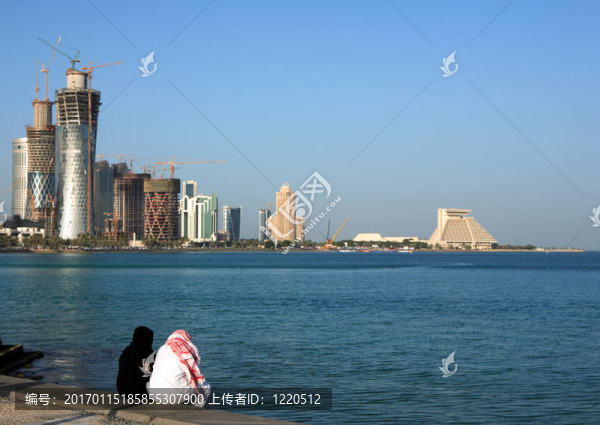 卡塔爾的夫婦在多哈濱海路