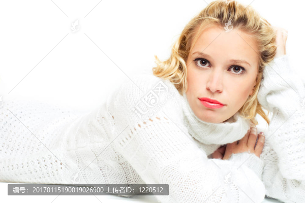 穿白毛衣的女士