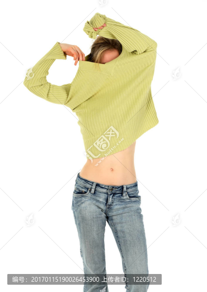 穿牛仔褲的女人摘下一件綠色的毛衣