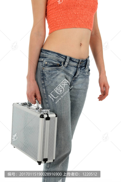 牛仔褲與金屬外殼的女人