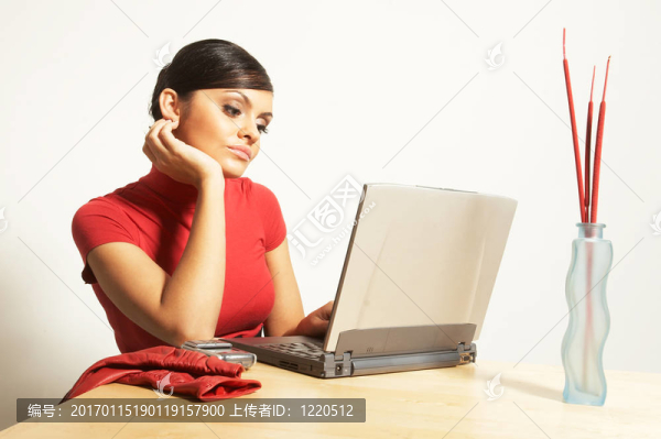有筆記本電腦和電話的商業(yè)女性