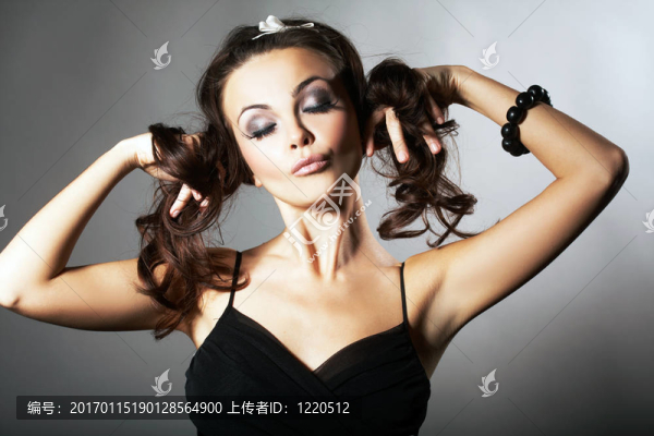女孩拿著兩條辮子