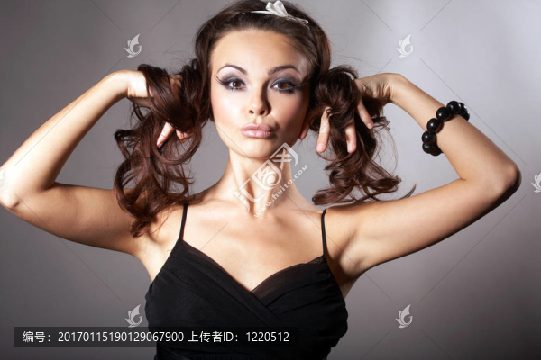 女孩拿著兩條辮子