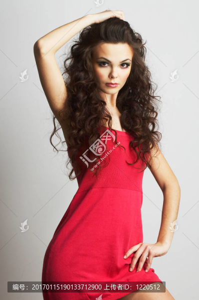 在紅色的穿紅衣服的黑發(fā)女孩