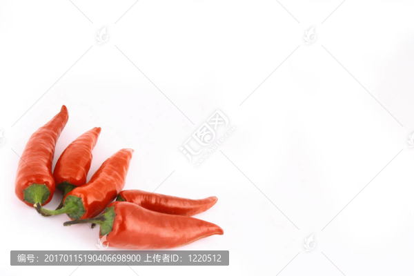 一束由繩子綁著的紅辣椒