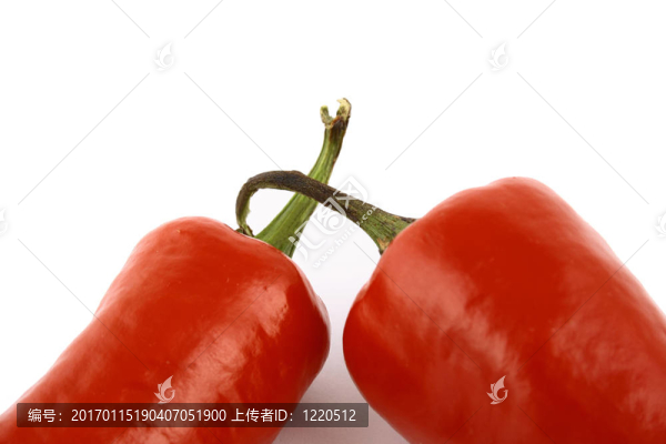 一束由繩子綁著的紅辣椒