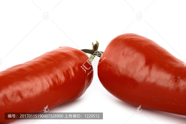 一束由繩子綁著的紅辣椒