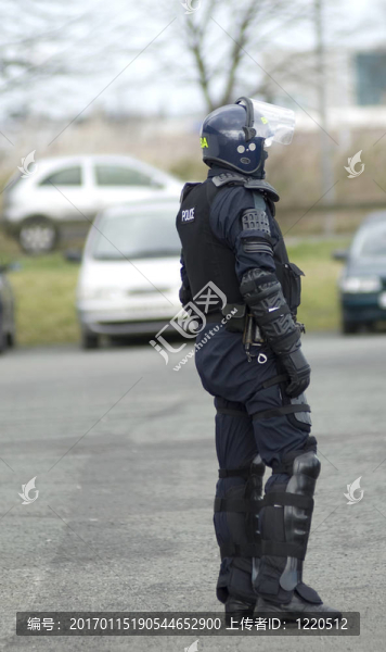 防暴裝備的英國(guó)警官