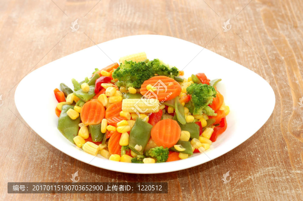 熟胡蘿卜甜玉米和西蘭花板