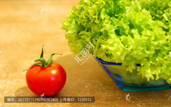 新鮮沙拉和一個西紅柿