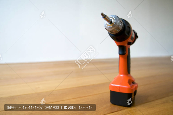 在一個(gè)空房子里的工具