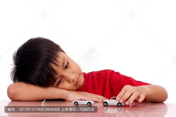 躺在桌上的孩子