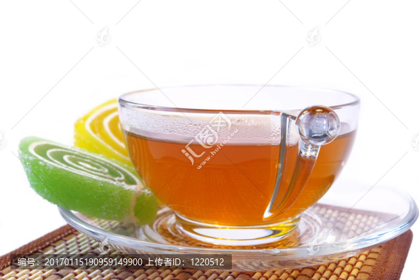 多彩水果糖果和杯茶