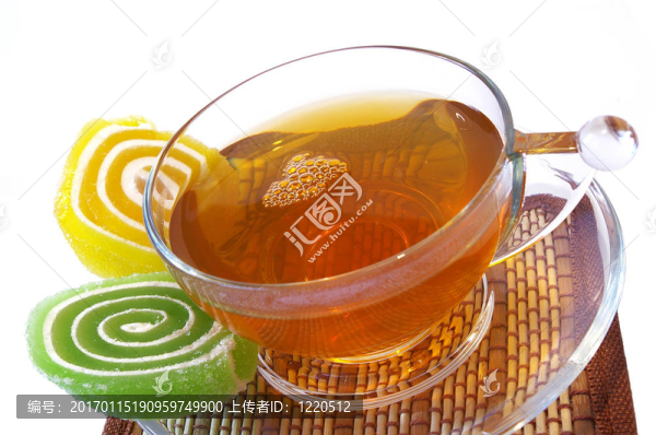 多彩水果糖果和杯茶