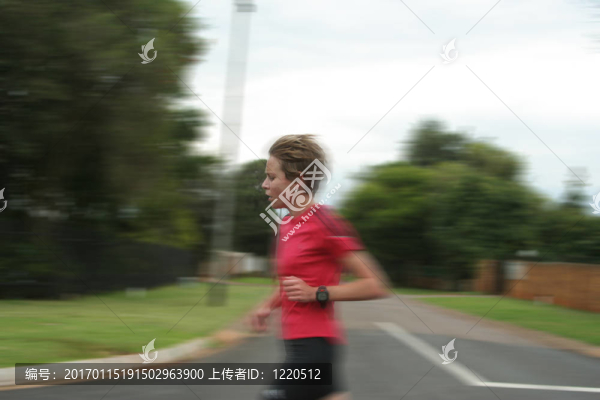女運(yùn)動(dòng)員跑