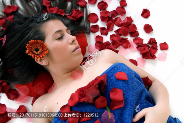 年輕女子；水療中心