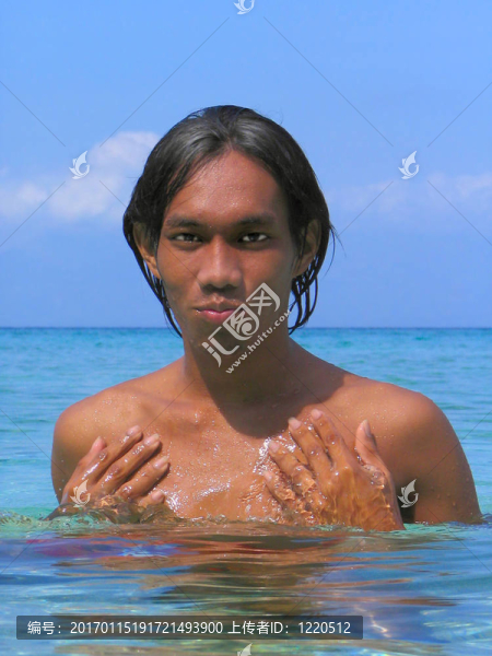 熱帶海洋中的亞洲男孩肖像。