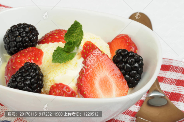 漿果和冰淇淋