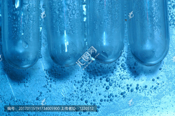 實(shí)驗(yàn)室中的水滴和化學(xué)玻璃