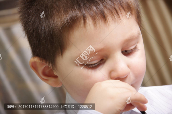 男孩喝果汁特寫