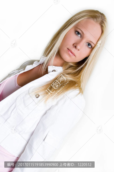 穿著白色的漂亮女人