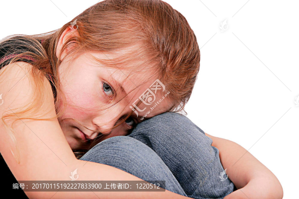小女孩撅著嘴