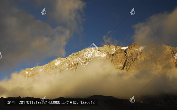 云中的安第斯山脈