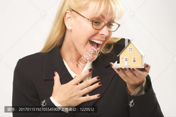 興奮的女控股的房子