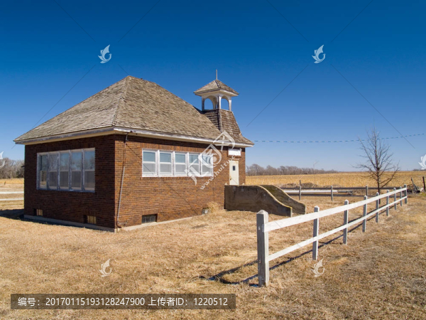 藍(lán)天下的一間房間學(xué)校