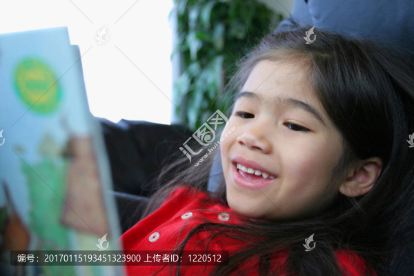 孩子高興地讀了一本書