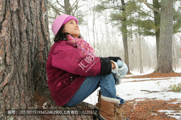 九歲女孩冬天坐在戶外