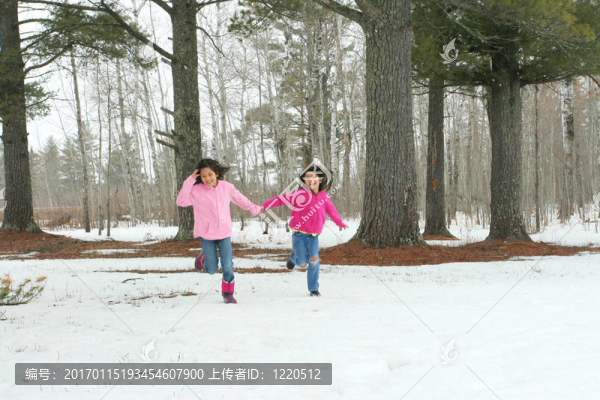 兩個女孩在雪中奔跑