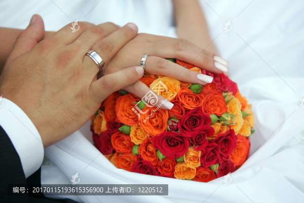 新婚夫婦手牽著手
