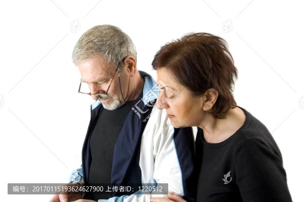 檢查文本消息的夫婦