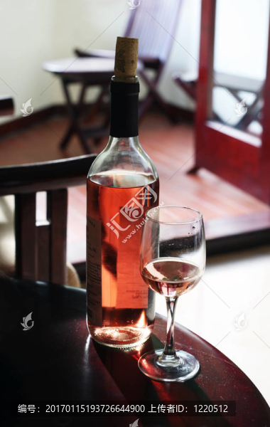瓶裝葡萄酒和玻璃