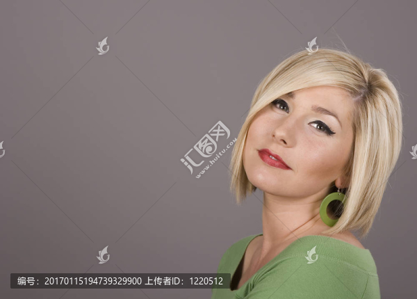 金色的頭靠在眼睛
