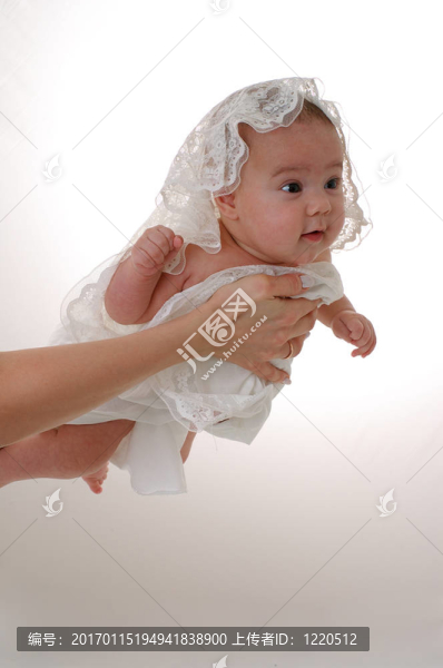 手上的小嬰兒