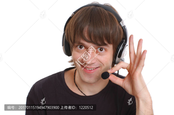 男子用麥克風(fēng)