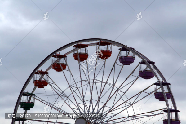 Ferris,Wheel對(duì)抗多云的天空