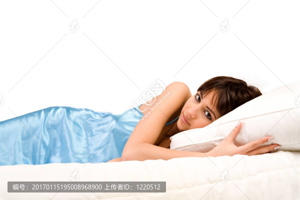 躺在床上看著你