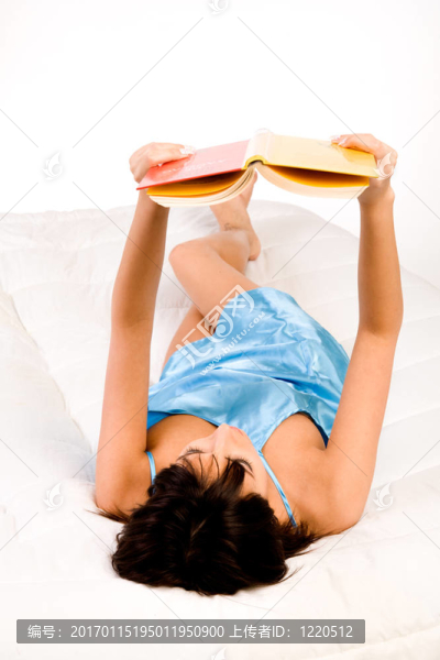 在床上閱讀我的書