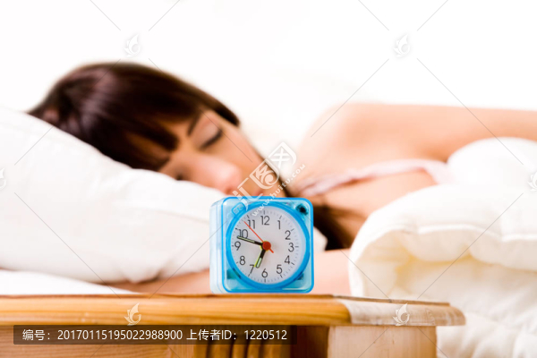 鬧鐘來叫醒她
