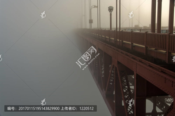 金門大橋在迷霧中豎起