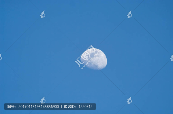 三季度的月亮在藍天